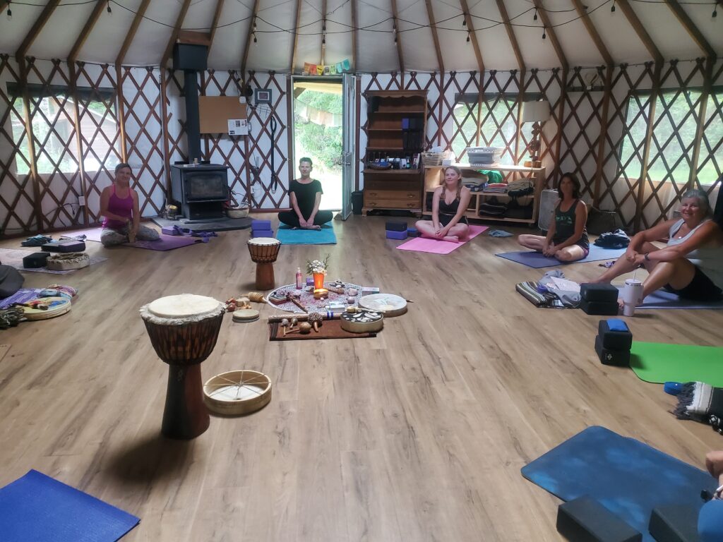 800x600 circling up in the yurt